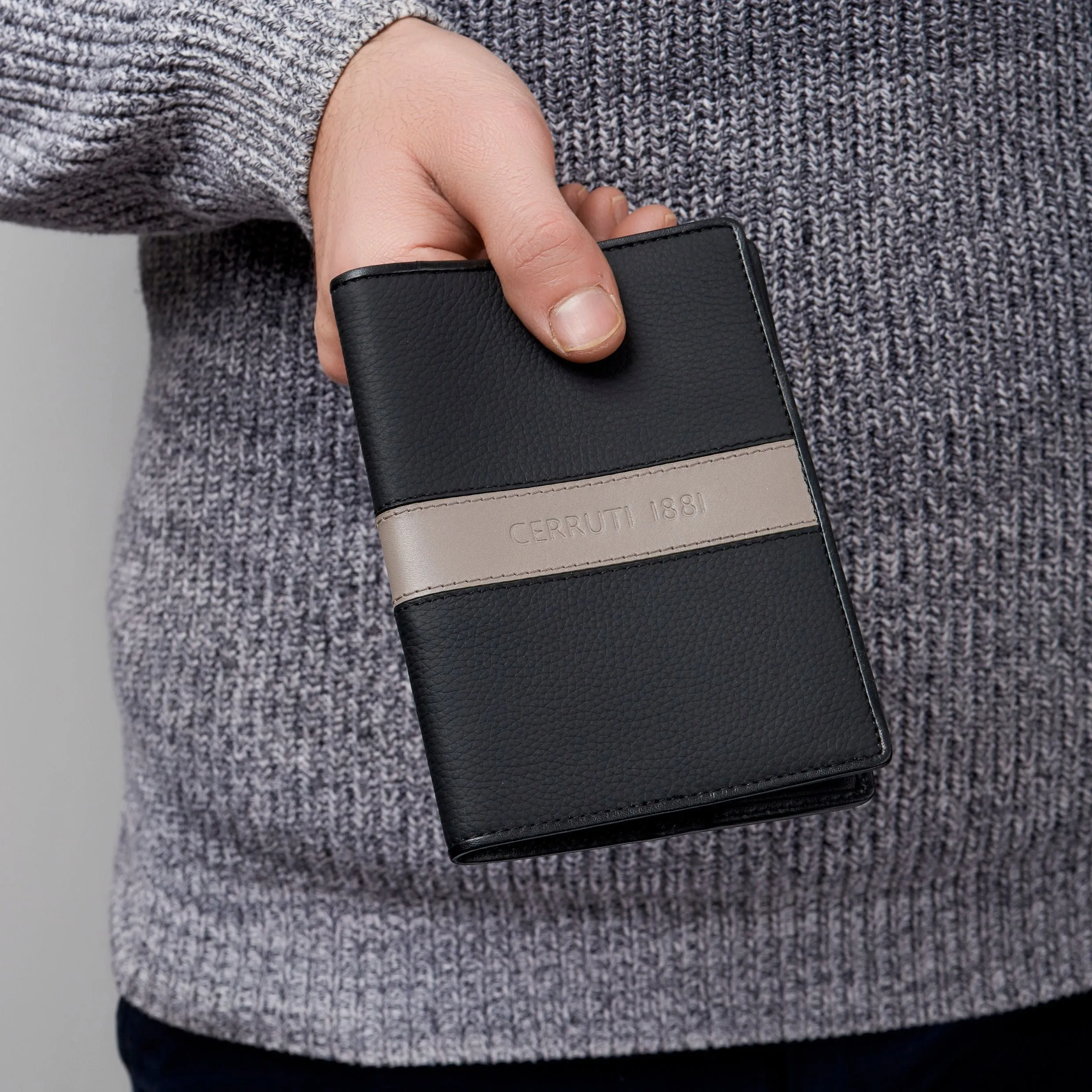 CERRUTI 1881 NLP406X - Passport holder Delano Taupe & Black