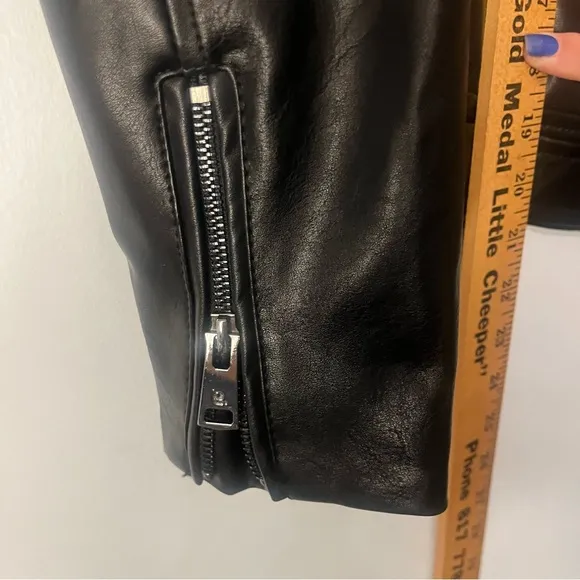 Elodie Black Faux leather cropped Motorcycle Jacket Zippers Belted size Medium