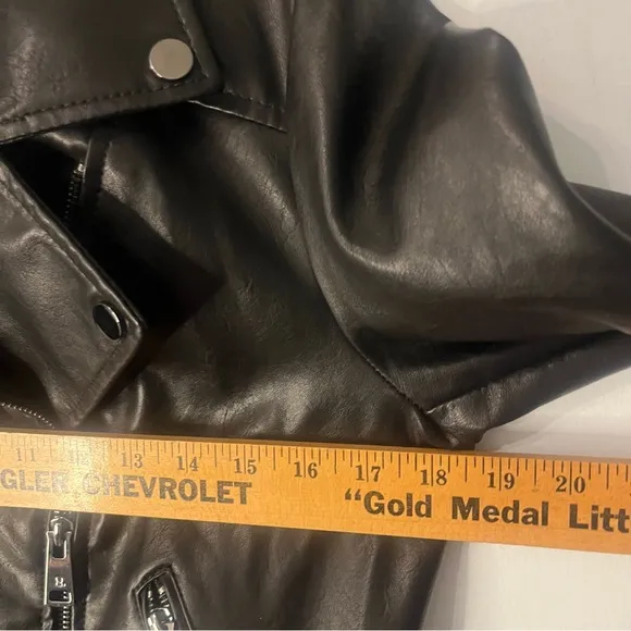 Elodie Black Faux leather cropped Motorcycle Jacket Zippers Belted size Medium