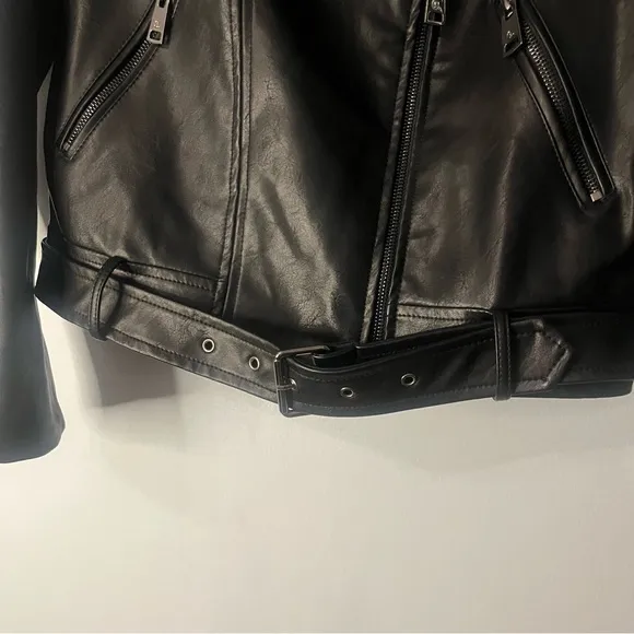 Elodie Black Faux leather cropped Motorcycle Jacket Zippers Belted size Medium