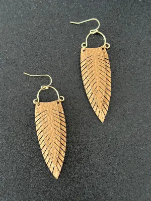 ER235 FAUX LEATHER LEAF EARRING