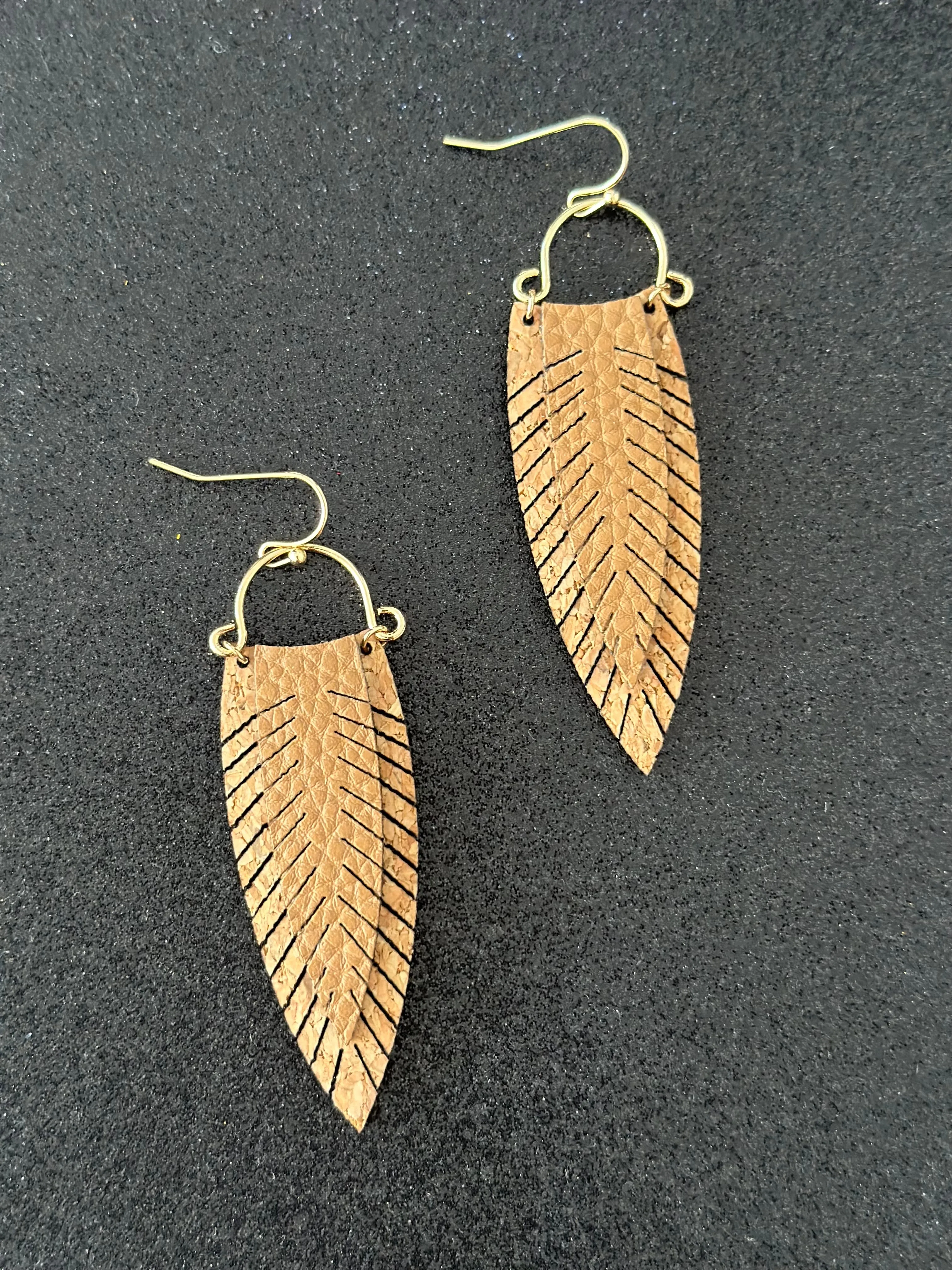 ER235 FAUX LEATHER LEAF EARRING
