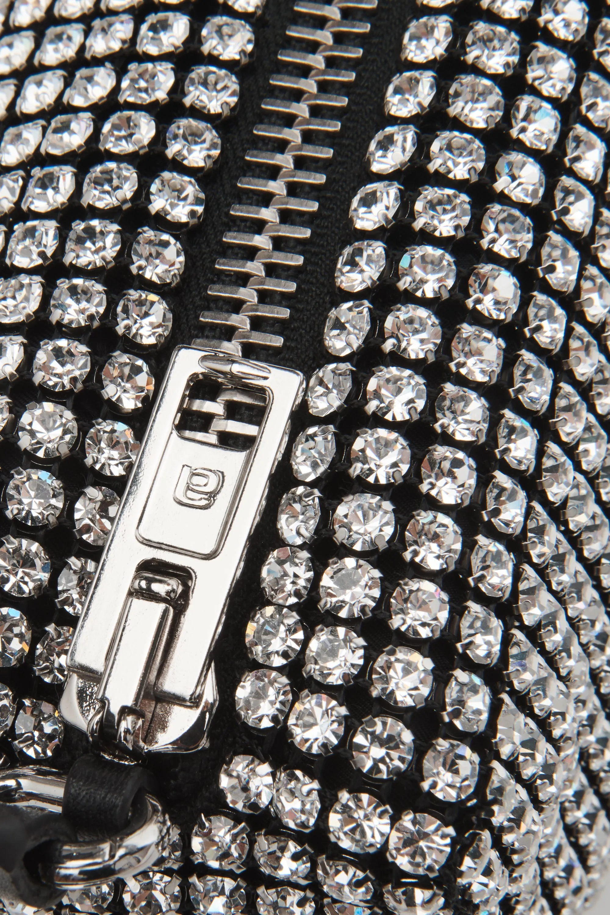 Heiress pouch in crystal mesh