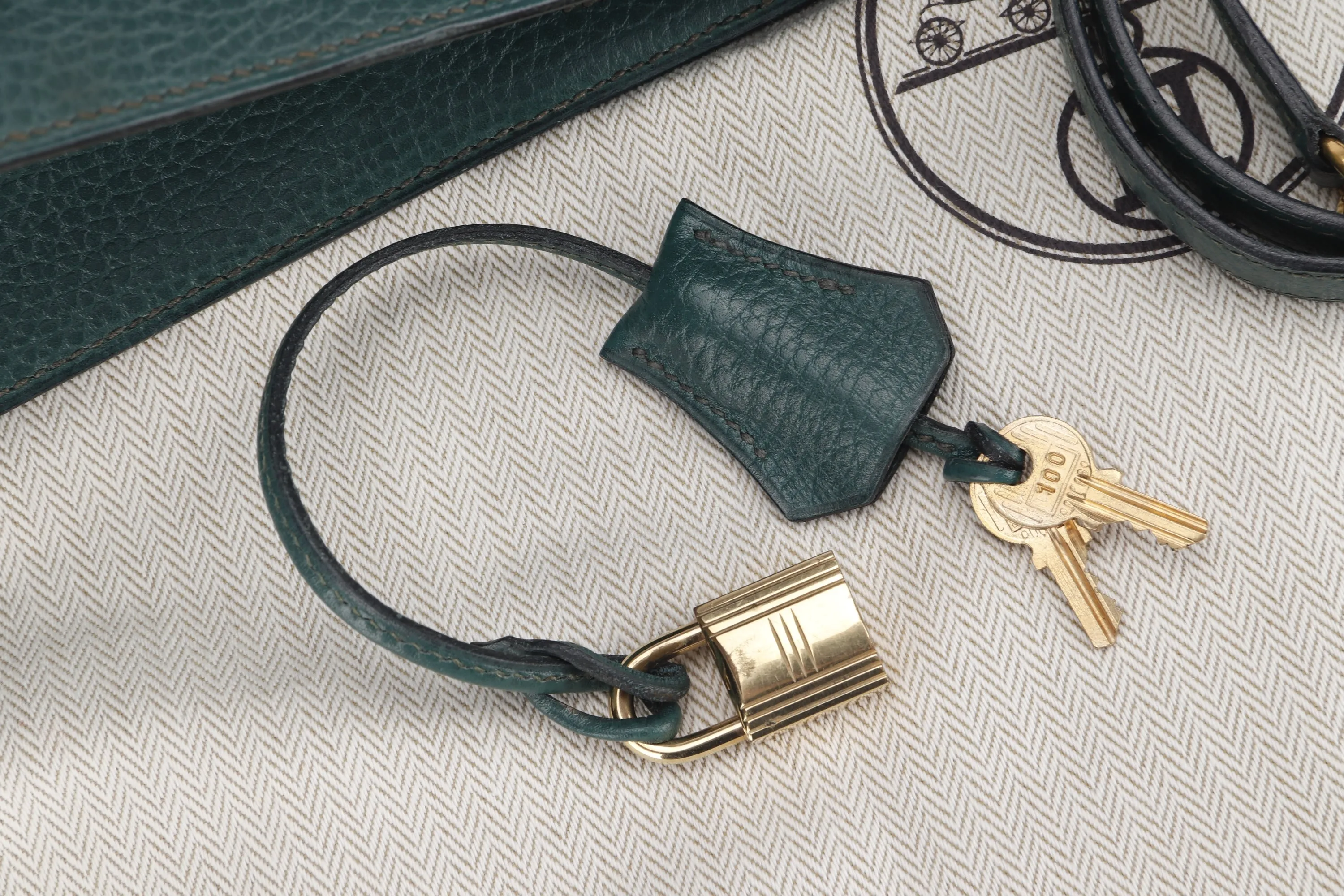 HERMES KELLY 28 SELLIER (STAMP X (1994)) VERT CLAIRE ARDENNES LEATHER GOLD HARDWARE, WITH KEYS, LOCK, STRAP & DUST COVER