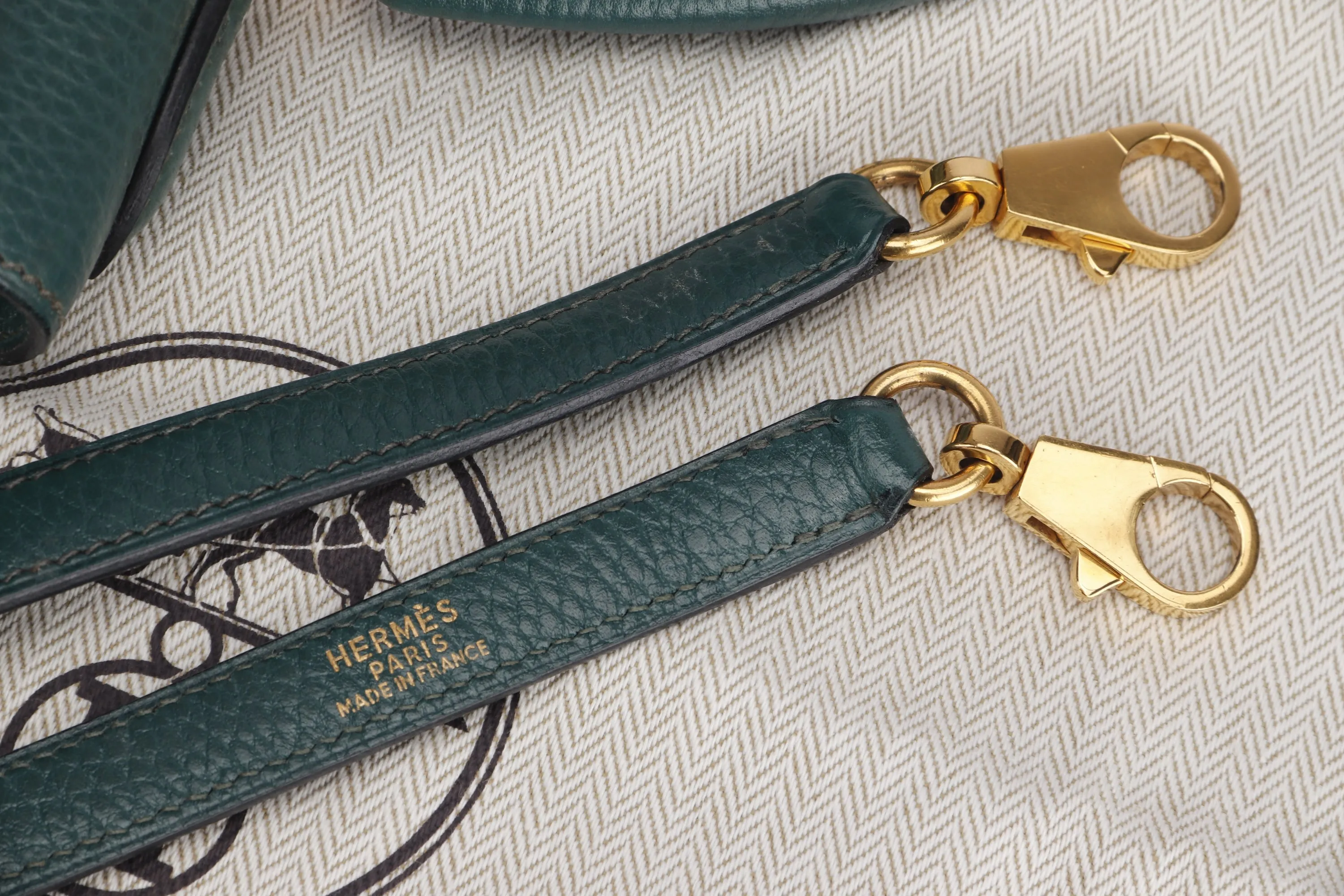 HERMES KELLY 28 SELLIER (STAMP X (1994)) VERT CLAIRE ARDENNES LEATHER GOLD HARDWARE, WITH KEYS, LOCK, STRAP & DUST COVER
