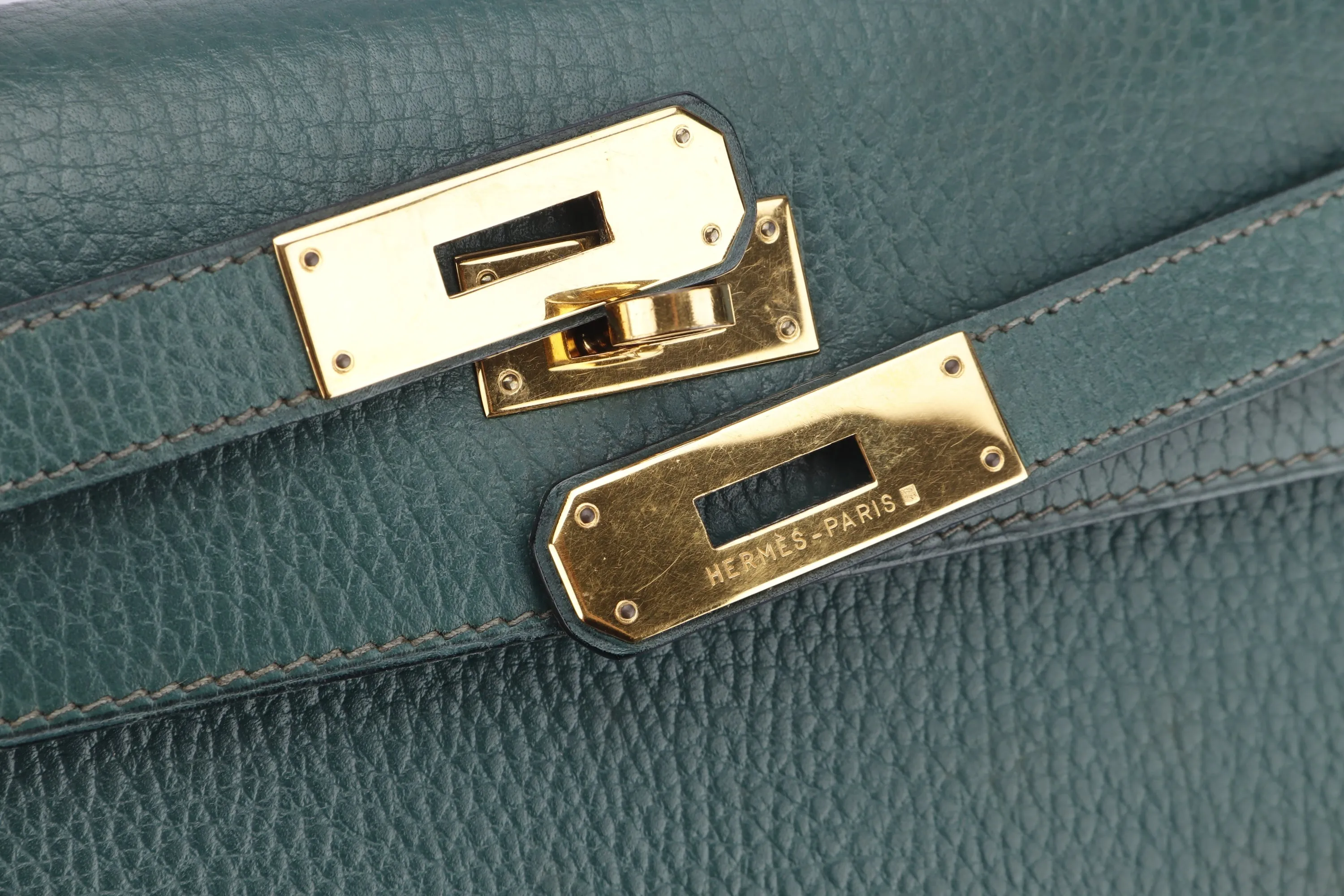 HERMES KELLY 28 SELLIER (STAMP X (1994)) VERT CLAIRE ARDENNES LEATHER GOLD HARDWARE, WITH KEYS, LOCK, STRAP & DUST COVER