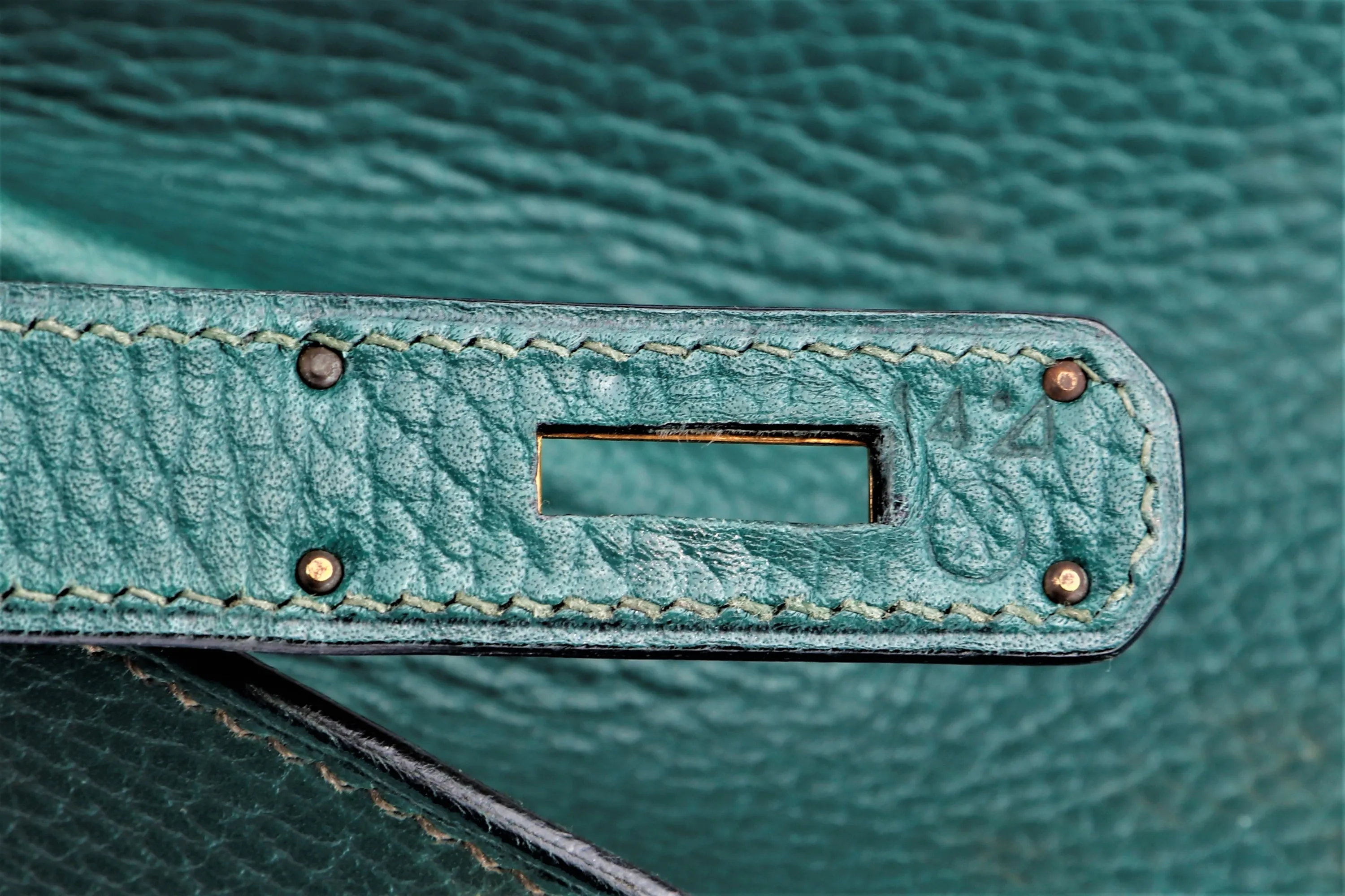 HERMES KELLY 28 SELLIER (STAMP X (1994)) VERT CLAIRE ARDENNES LEATHER GOLD HARDWARE, WITH KEYS, LOCK, STRAP & DUST COVER