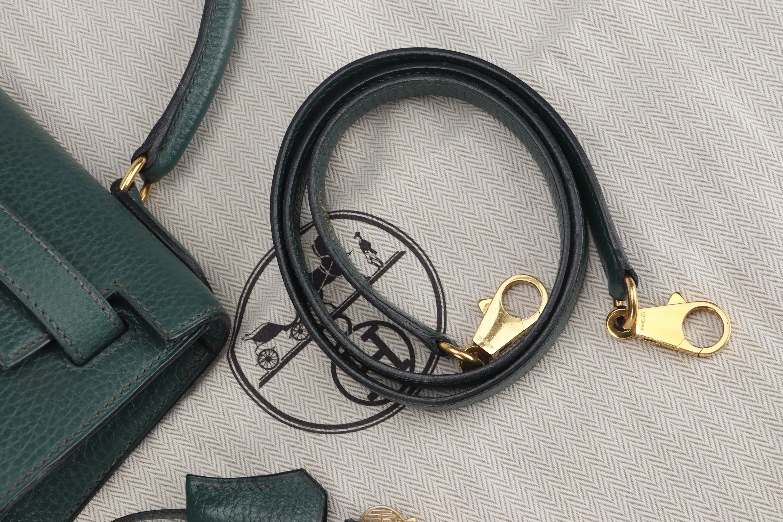 HERMES KELLY 28 SELLIER (STAMP X (1994)) VERT CLAIRE ARDENNES LEATHER GOLD HARDWARE, WITH KEYS, LOCK, STRAP & DUST COVER
