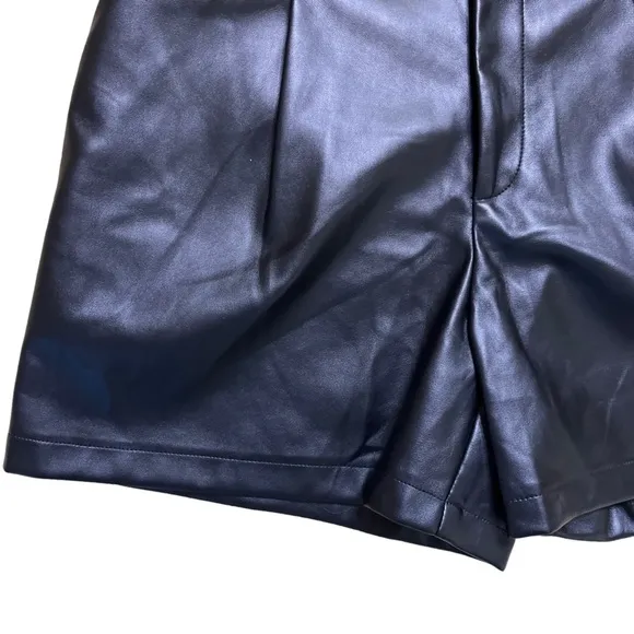 JADE NWT Faux Leather Pleated Pocket Shorts Size 8 in Black