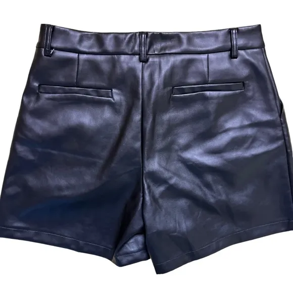 JADE NWT Faux Leather Pleated Pocket Shorts Size 8 in Black