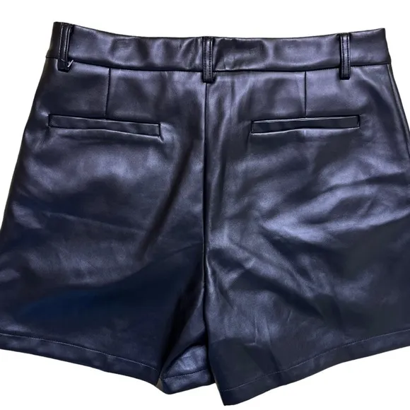 JADE NWT Faux Leather Pleated Pocket Shorts Size 8 in Black