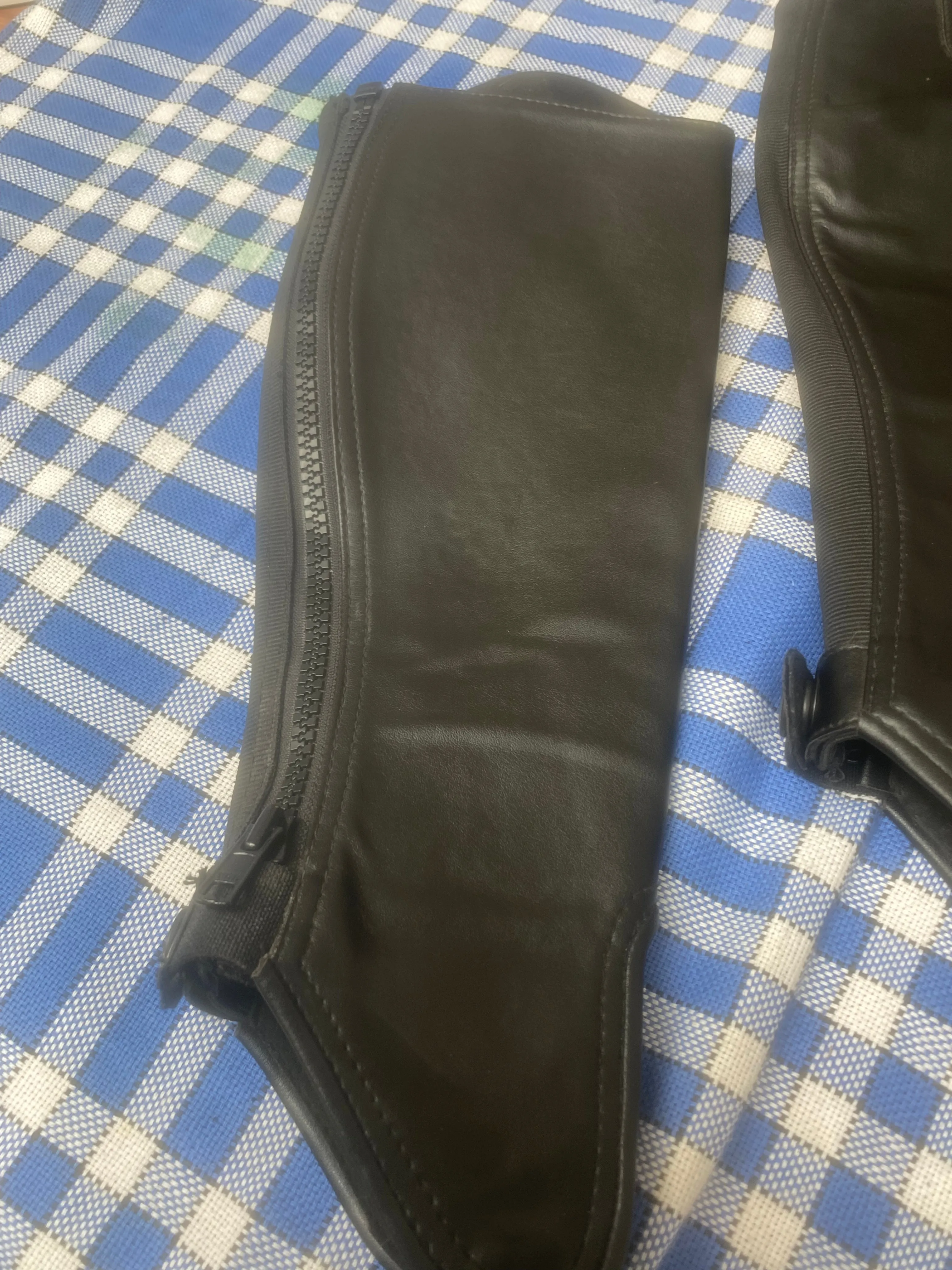 Shires black leather chaps size small 🟢