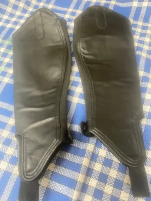 Shires black leather chaps size small 🟢