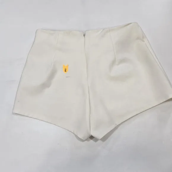 Superdown Sonya Skort in White