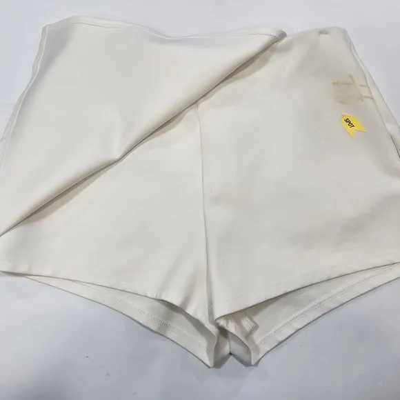 Superdown Sonya Skort in White