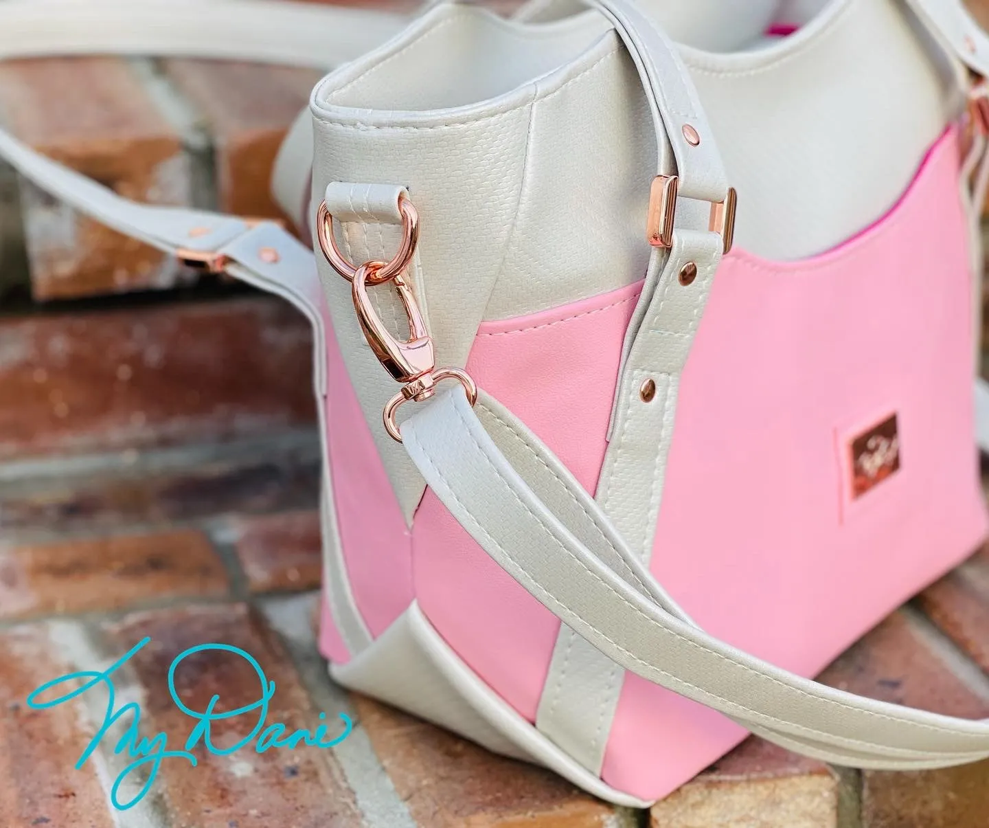 The Hireath Handbag in Pink and Textured White