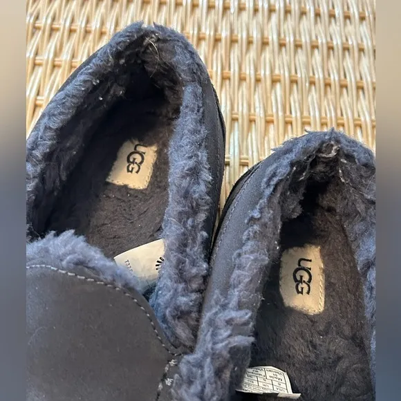 UGG kids ascot slipper in navy, size 6 (fits a women’s 8)