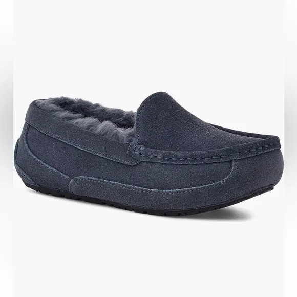 UGG kids ascot slipper in navy, size 6 (fits a women’s 8)
